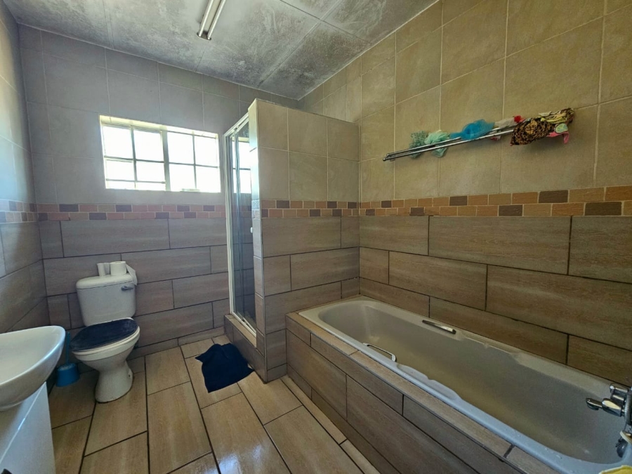 5 Bedroom Property for Sale in Kannoniers Park North West